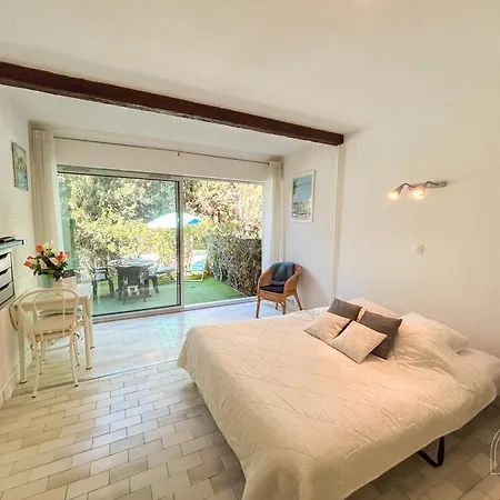 Rez De Jardin Dans Avec Piscine Bandol
