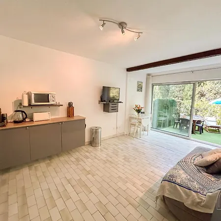 Rez De Jardin Dans Avec Piscine Apartment